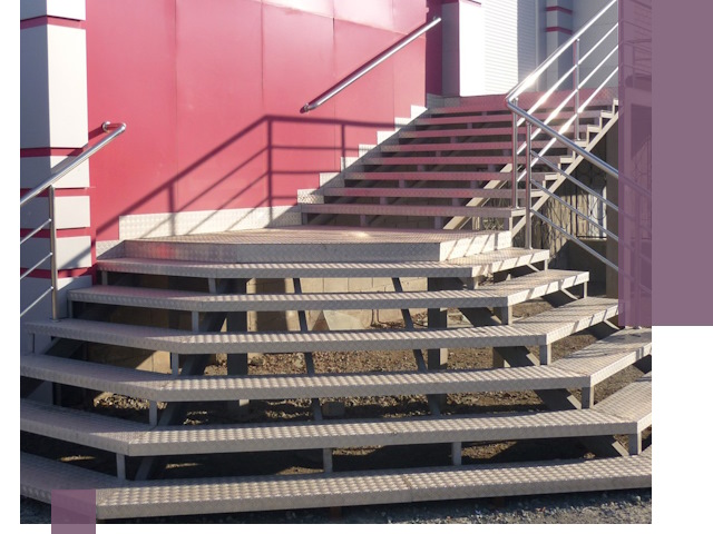 Лестницы для магазина в Устях-Илимске — изготовление и монтаж