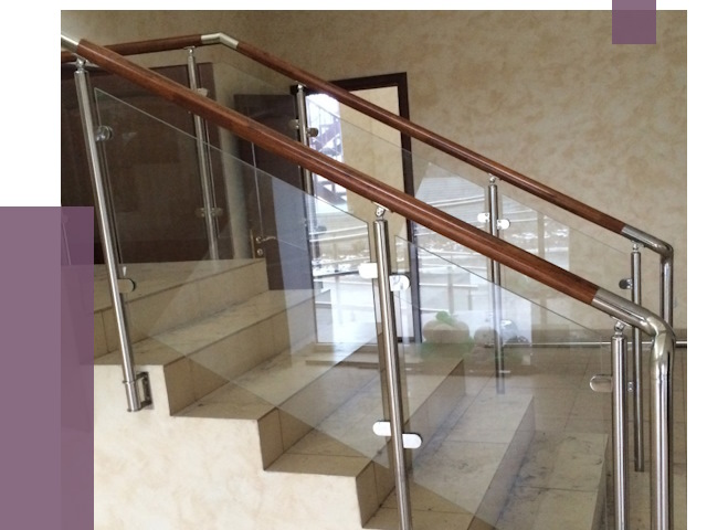 Комбинированные перила из металла и дерева в Устях-Илимске