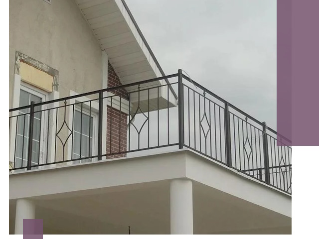 Изготовление балконных ограждений в Устях-Илимске из металла и стекла